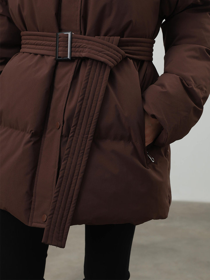 Áo khoác bông nữ có mũ, khóa kéo, thắt eo dáng ôm, dài trung bình, chất liệu polyester dày — màu nâu, màu đen, quả mơ chi tiết 50