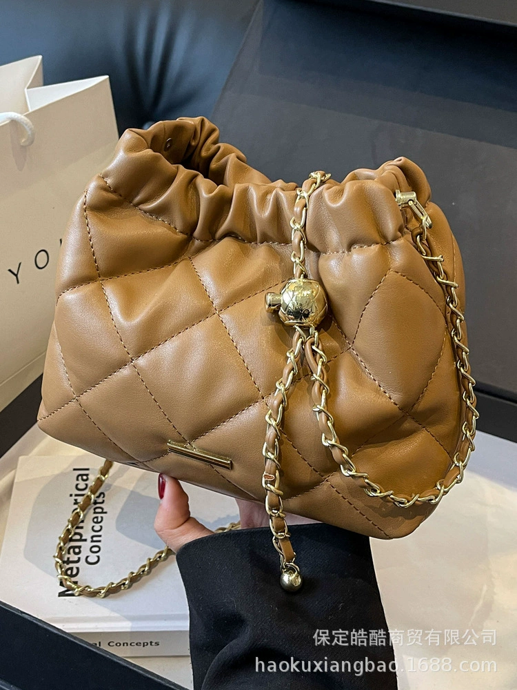 Chain shoulder bag, quilted one‑shoulder, spacious, 2023 collection