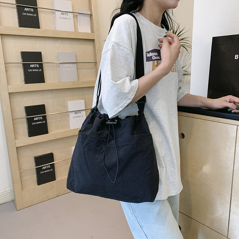 A stylish single-shoulder crossbody bag for 2024, a large-capacity casual commuting bag for classes, and a beautiful and fashionable underarm bag for women undefined