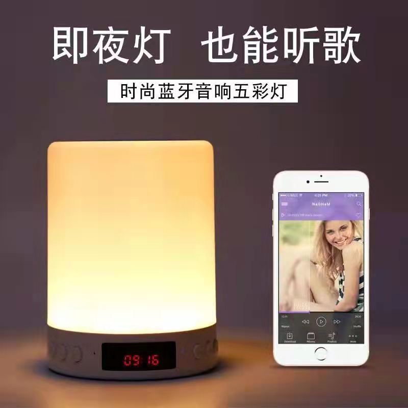 源は時計のbluetoothオーディオledをたたいて、ベッドの上のカラフルな雰囲気を示しています。|undefined