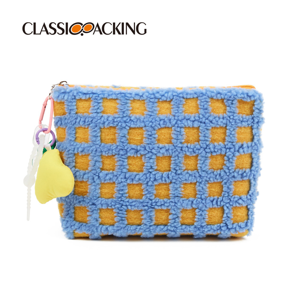 2022 Otoño e Invierno bolsa de cosméticos de felpa Waffle de alta apariencia producto de cuidado de la piel bolsa de almacenamiento nicho bolsa de almacenamiento portátil