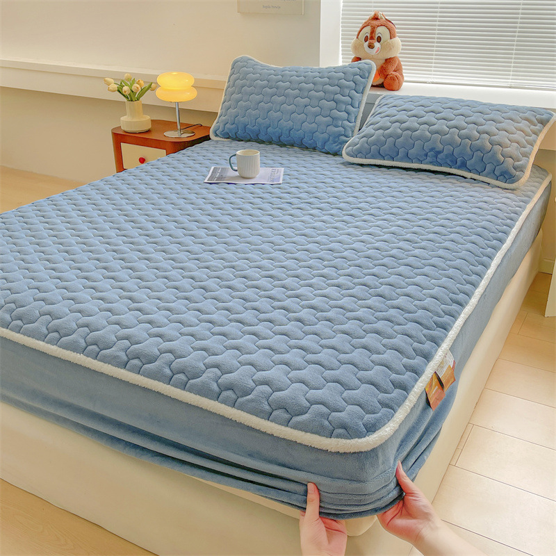 2024 invierno nuevo estilo color sólido color liso leche terciopelo acolchado juego de cama de tres piezas cálido funda protectora Simmons