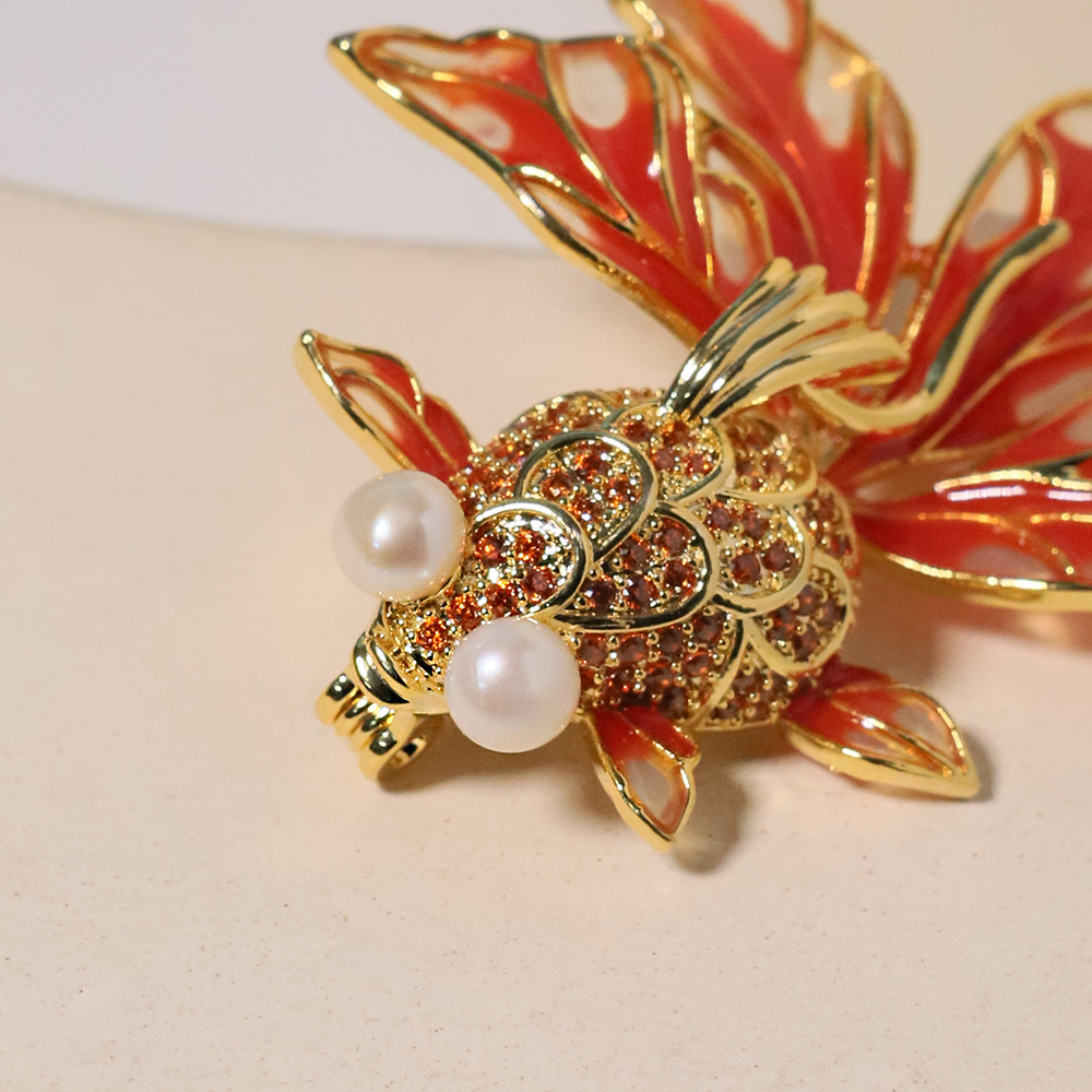 Año Nuevo estilo chino broche de pez dorado retro lujo koi rojo perla de agua dulce broche de pecho decoración occidental mujer