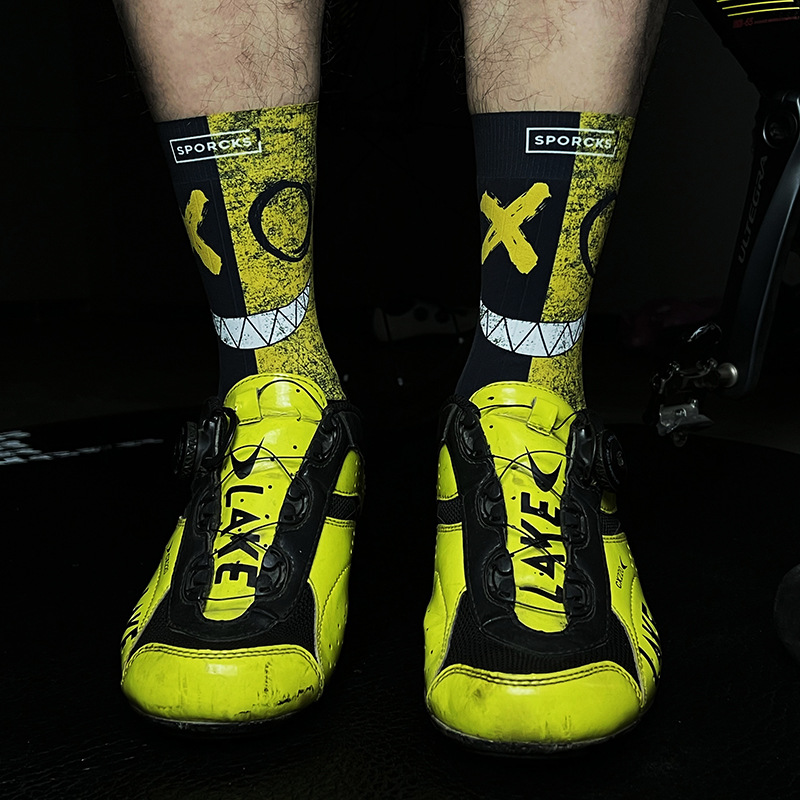 SPORCKS 자전거 사이클링 양말 남성과 여성을위한 중간 튜브 편안한 스포츠 양말 경쟁 압축 통기성 여름 편안한 스포츠 양말