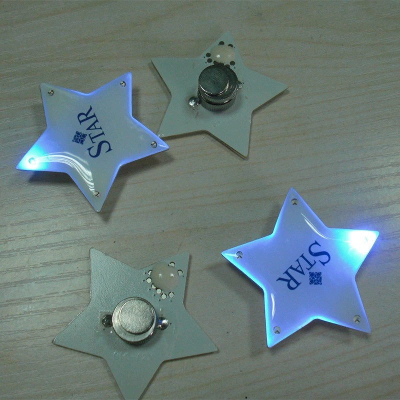 Suministro directo con luz broche de estrella de cinco puntas en forma de insignia de destello europeo y americano actividad de Navidad LED insignia luminosa colgante