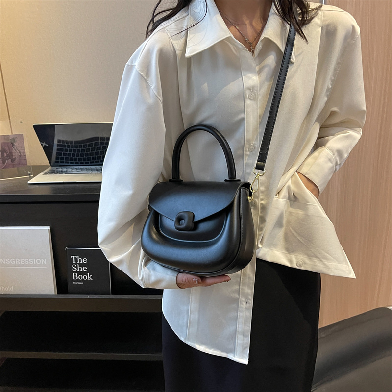 Französische tragbare kleine High-End-Tasche für Damen 2023 Frühling und Sommer neue einfache Satteltasche Nischenmode trendige Umhängetasche_voghion.com