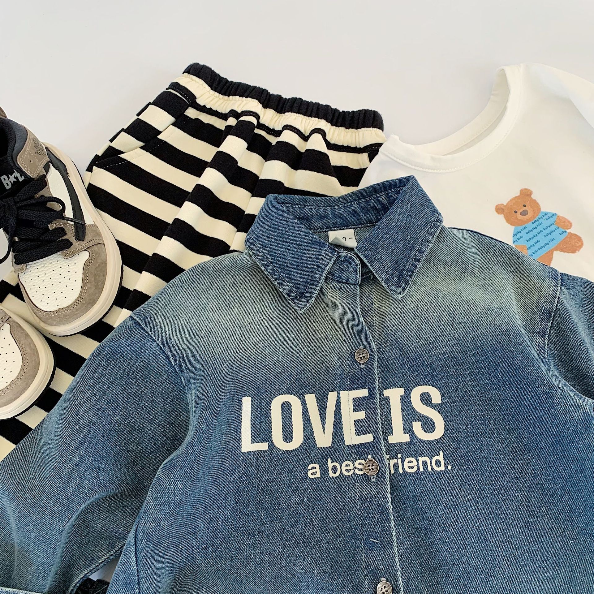 Camisas infantiles de Mai Bao 2025 otoño novedades retro jeans con solapa ropa infantil camisa de letras generales