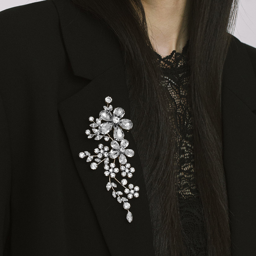 Aliexpress nuevo diseño de broche de flores de lujo ligero flor de pecho de zircón vestido de cena accesorios broche femenino