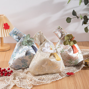Gold silk jacquard tassel new Chinese gift wrist bag wedding festival gift box new hand gift bag