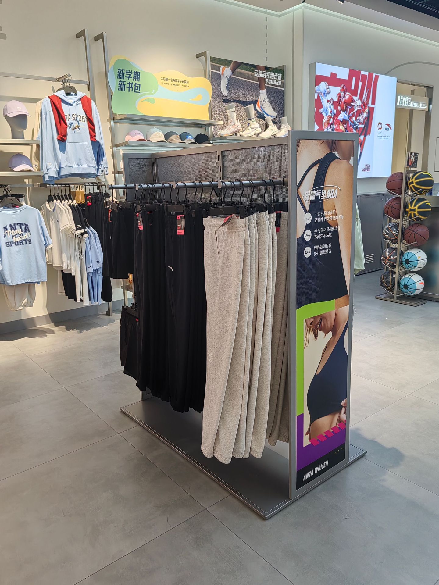 Estante de exhibición de ropa de marca Anta de acero inoxidable de pared de tienda de ropa estante de exhibición deportiva al aire libre estante multicapa grueso