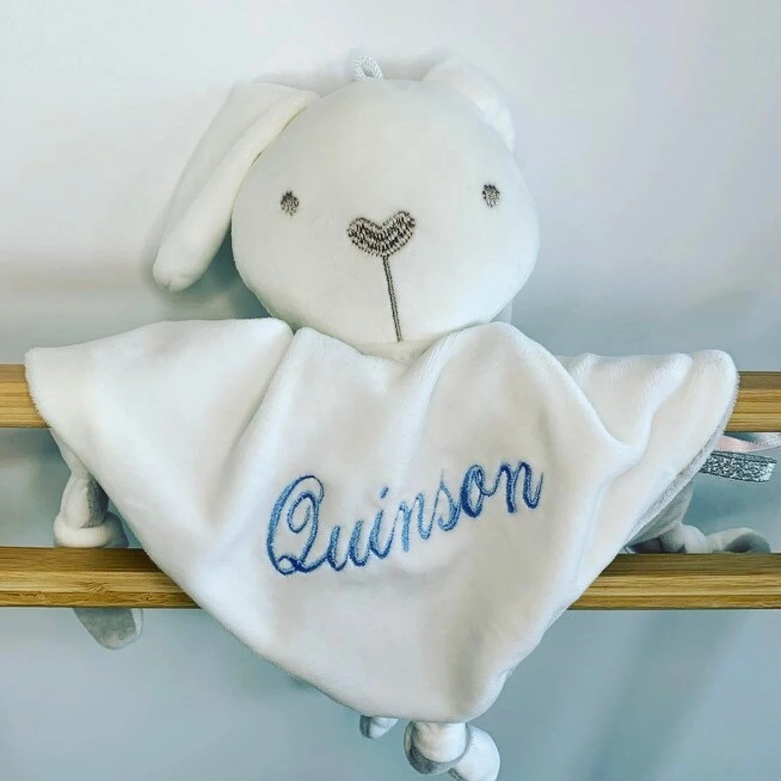 刺繍の象のウサギの乳幼児はタオルをなでます。