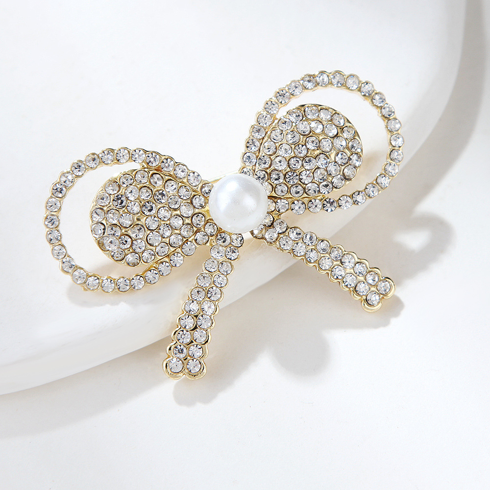 Koreansk mote skinnende sløyfe diamantperlebrosje legeringsnål dameklærtilbehør_voghion.com
