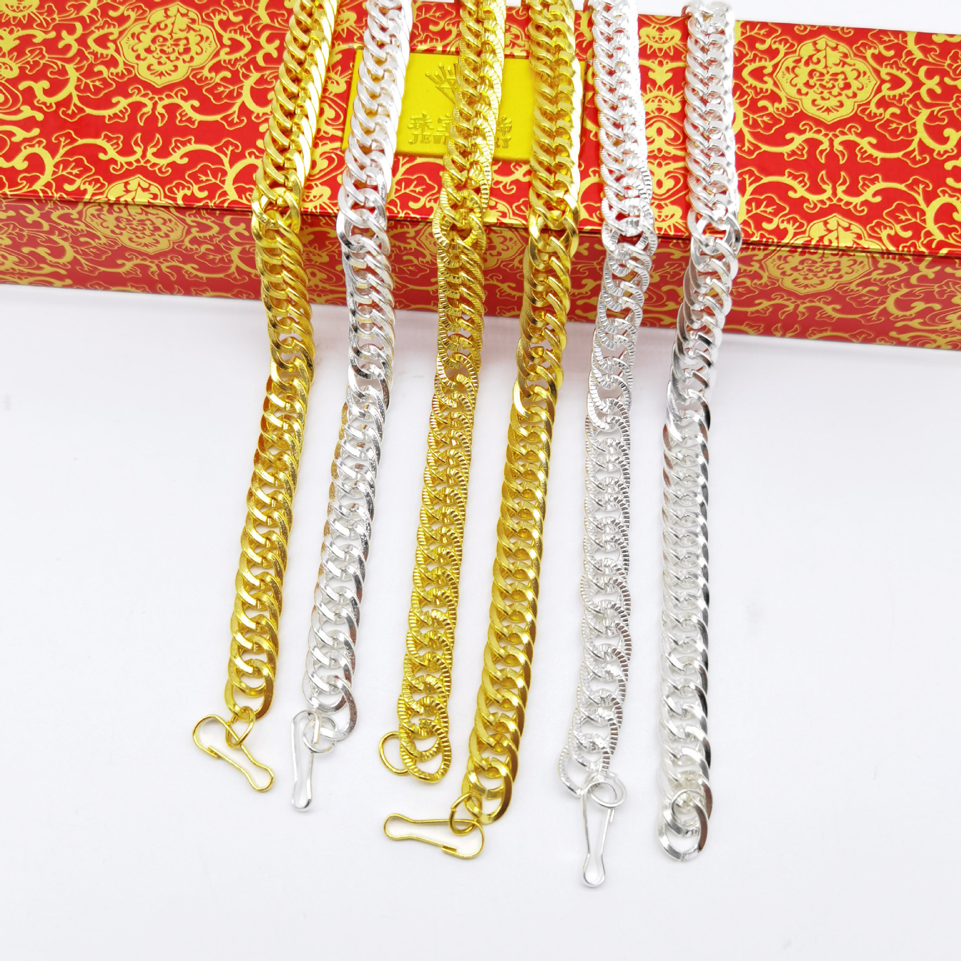 Run Jianghu reverse small gift simulation gold necklace 18K gold chain hip-hop style props photo props