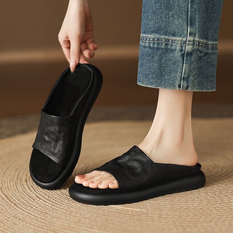 Sandálias de soleas suaves para mujeres 2026 verano nuevo tipo plano medio remolque zapatillas antideslizantes de alta calidad para mujeres