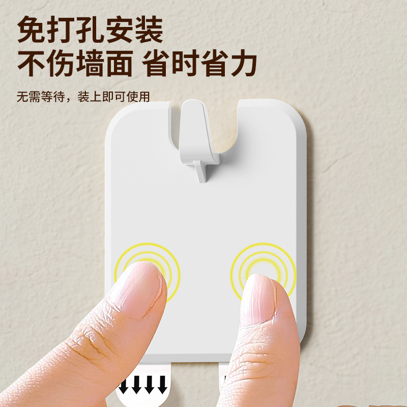 穴を開けないフォトフレームのフックに跡がないので、絵を掛けて絵を飾ります。|undefined
