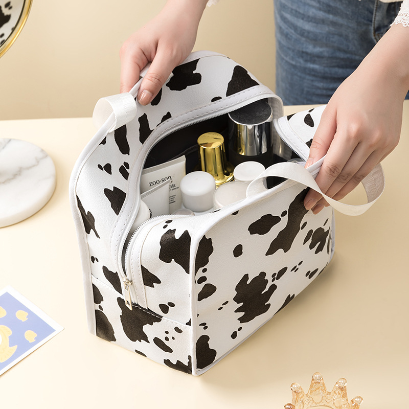 Patrón de vaca PU bolsa de cosméticos impermeable de gran capacidad de alto aspecto portátil avanzado bolsa de almacenamiento cuidado de la piel bolsa de lavado al por mayor