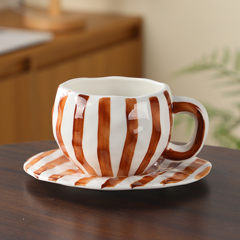 Estilo coreano inswind mano flor cerámica taza de café y plato conjunto taza de té de la tarde pequeñas flores pintadas a mano taza un plato