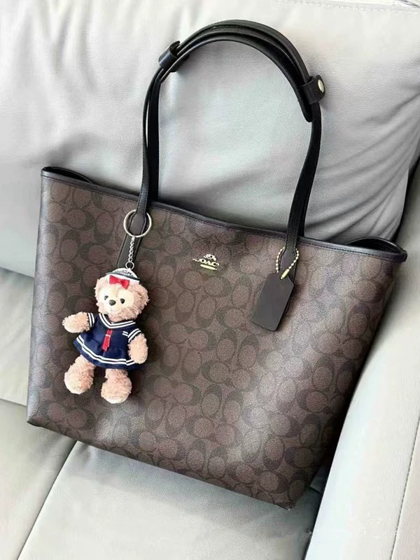 Capacious classic one-shoulder bag with zipper, 2024 years