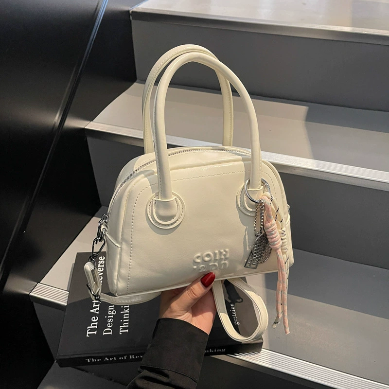 Retro fashionable shoulder bag