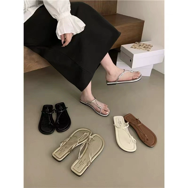 Женские шлепанцы в корейском стиле для ношения на улице. Новые универсальные шлепанцы на мягкой подошве 2025 года для отдыха на море, элитные сандалии.