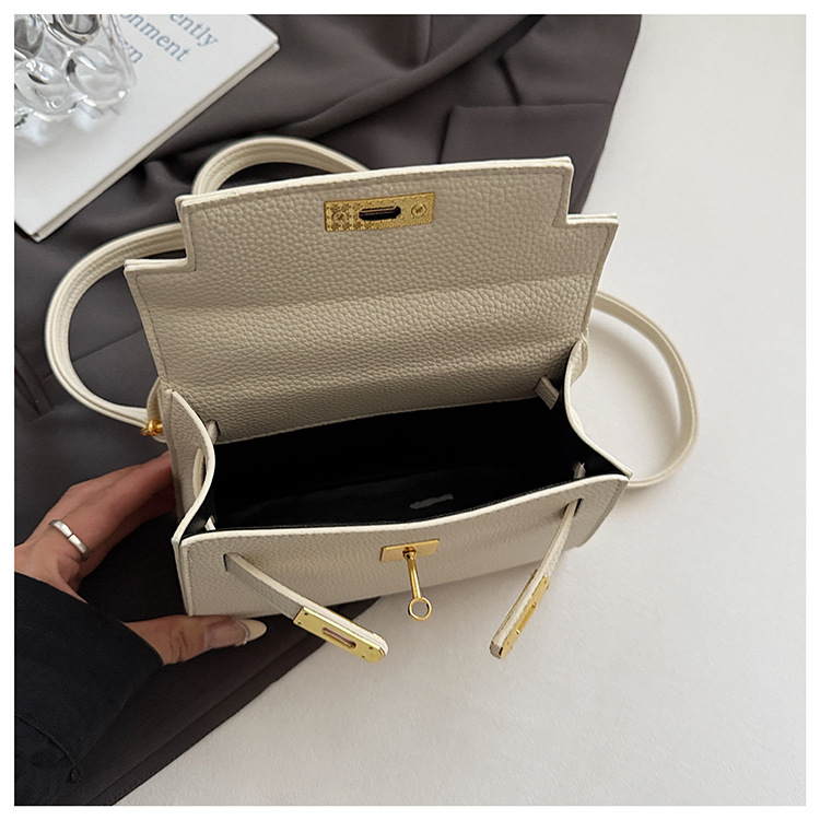 This year, a new women's casual summer single-shoulder crossbody bag with a niche design is in vogue. The hand-held small square bag is popular undefined