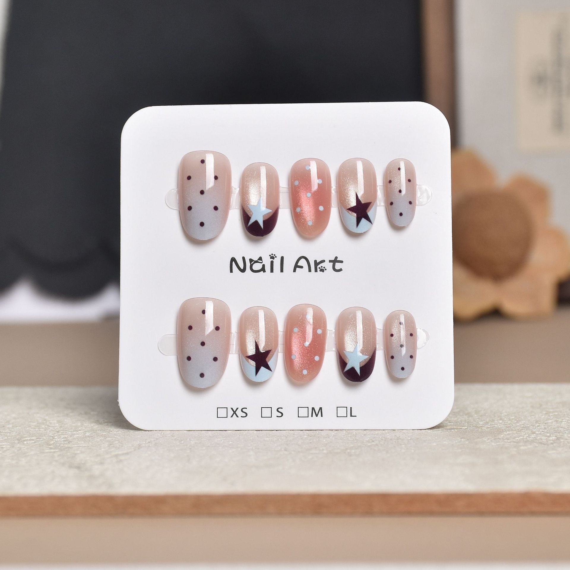 Uñas postizas francesas con diseño floral dorado, estilo ojo de gato, cortas y desmontables, producto de alta gama para arte de uñas 2026.