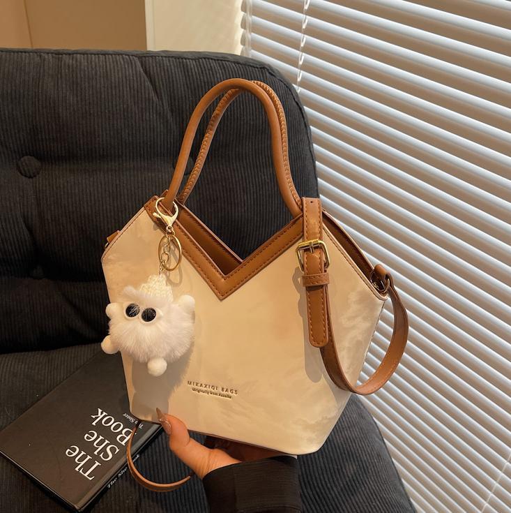 Bolsa de diseño de nicho para mujeres de gran capacidad 2025, nuevo bolso de cubo casual universal bolso de hombro casual de mano