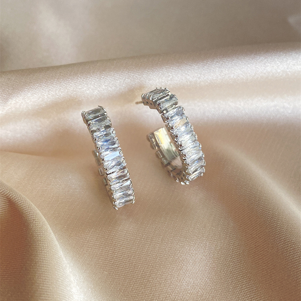 Earrings Classification 1 Pair Quantity Street Occasion Alloy Material 1 Pair Classic Style U Shape Plating Inlay Alloy Artificial Gemstones White Gold Plated Earrings