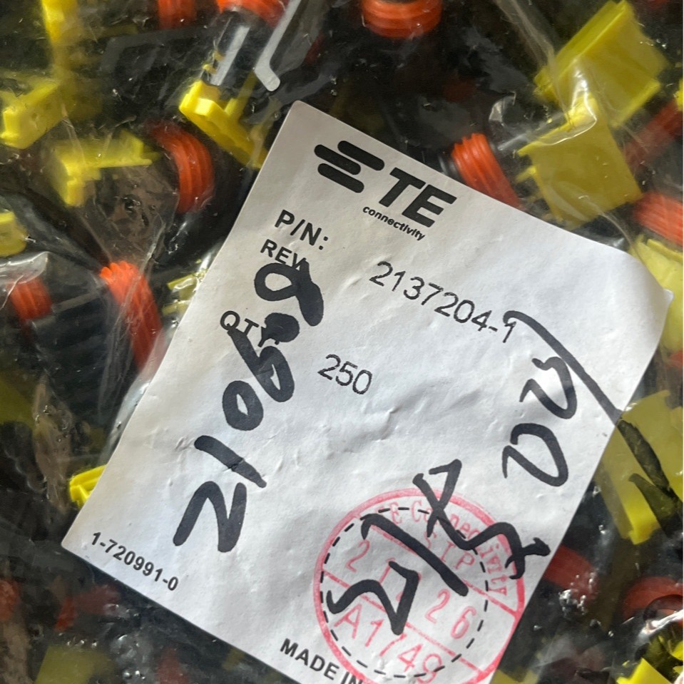 TE/泰科连接器2137204-1汽车线束连接器