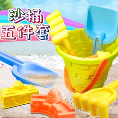 お値打ち価格の子供用ビーチバケツ5点セットのおもちゃは砂時計で遊んでいます。