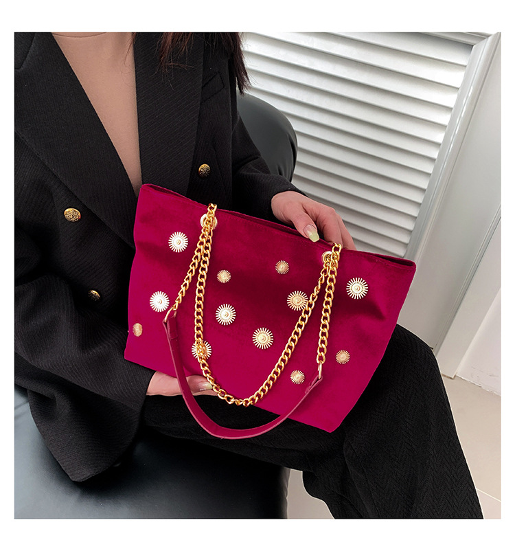 High-end and personalized hardware single-shoulder bag for women, new autumn 2024 collection, velvet chain handbag, stylish tote bag undefined