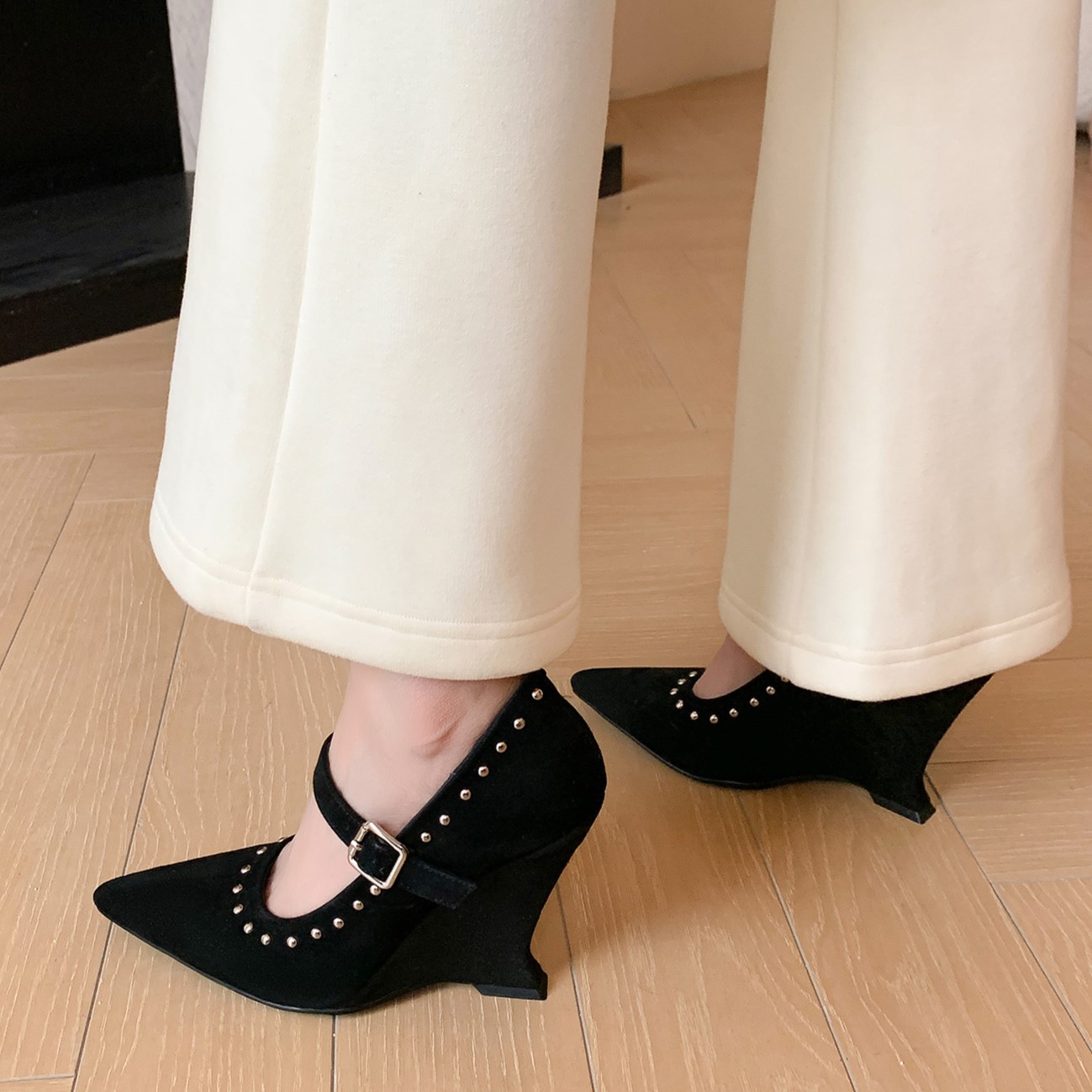 Giày cao gót nữ mũi nhọn gót 9 cm, quai ngang đinh tán, chất liệu da lộn — màu đen, màu đỏ