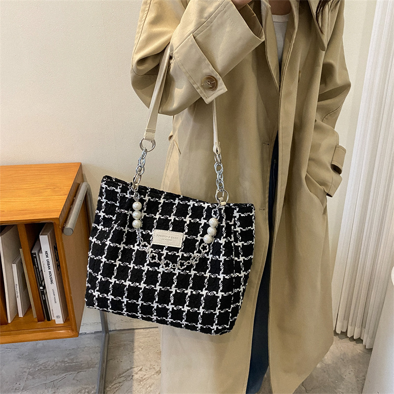 2026 New Style Simple Plaid Handbag with Trendy Chain Decoration, Large Capacity European and American Style Women's Shoulder Tote Bag 2026 New Style Simple Plaid Handbag with Trendy Chain Decoration, Large Capacity European and American Style Women's Shoulder Tote Bag