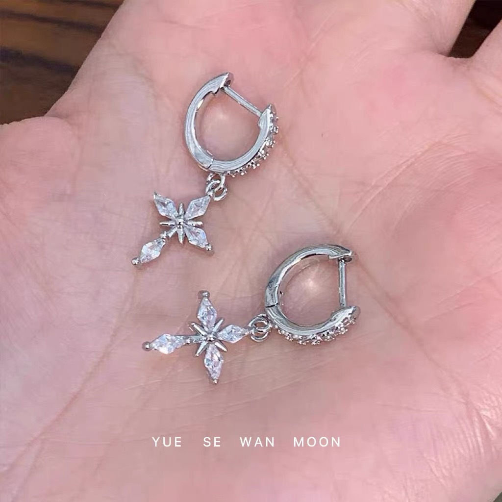 Gentle Style Silver Snowflake Cross Earrings, Exquisite and Unique, Versatile and Fashionable Niche Ear Studs, Earrings, and Ear Accessories