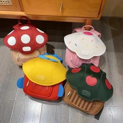 小紅の本の同じタイプの子供のかばんの幼稚園の女の子のランドセルの子供のリュックサックの男の子の外出するお母さんのカバン