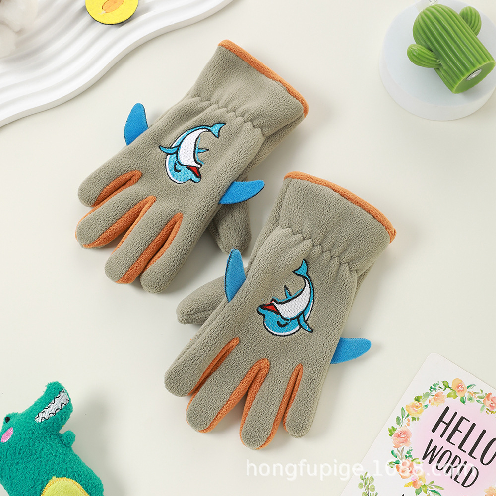 Guantes de invierno para niños con guantes de terciopelo de dibujos animados al aire libre para montar a favor de la piel, guantes de terciopelo de grano para niños y niñas.