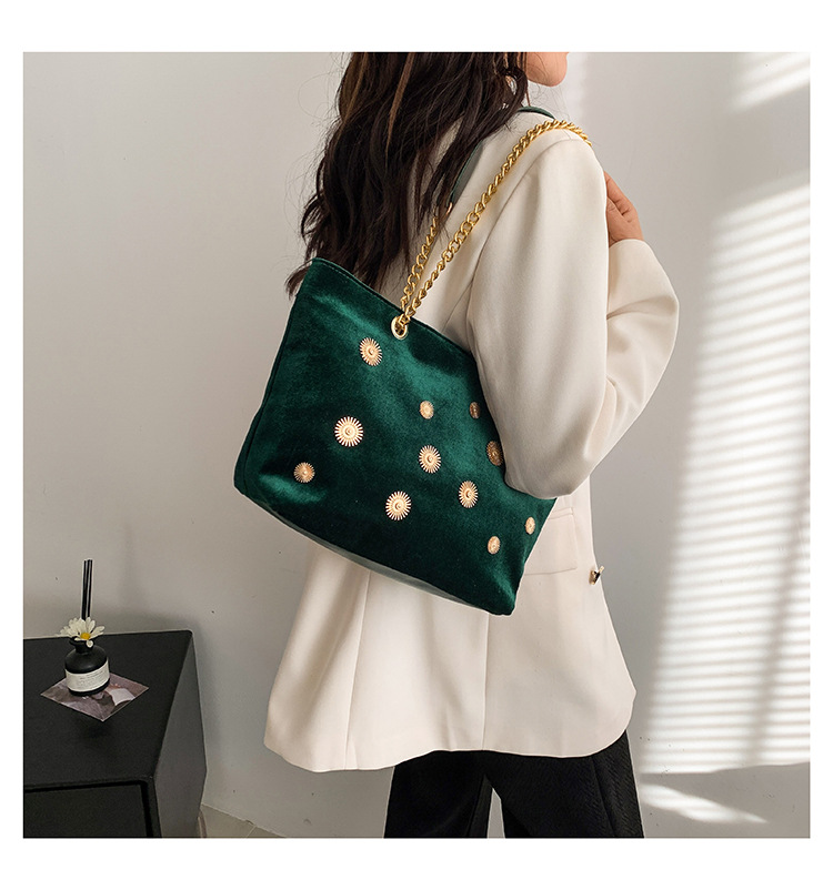High-end and personalized hardware single-shoulder bag for women, new autumn 2024 collection, velvet chain handbag, stylish tote bag undefined