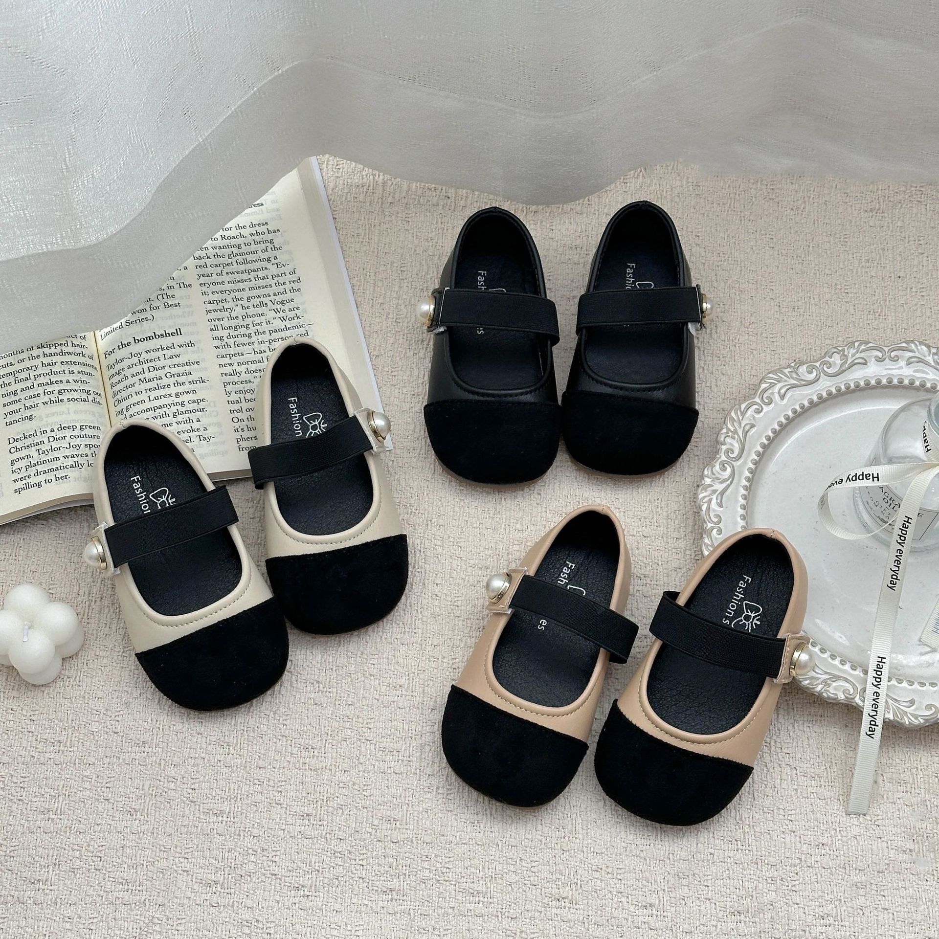 Zapatos de niñas 2026 primavera y otoño nuevos zapatos de cuero para niños pequeños zapatos de niñas pequeñas fragancias con suela suave zapatos de bebés solos zapatos de frijoles
