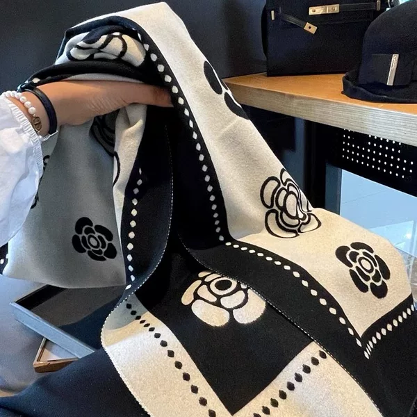 Camellia double-sided scarf shawl cashmere-like Chanel style autumn and winter warm scarf high-grade black and white all-match scarf