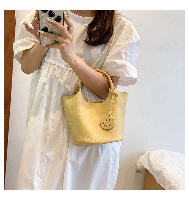 Women's Pu Leather Solid Color Elegant Fashion Soft Surface Bucket Type Magnetic Buckle Crossbody Bag Bucket Bag display picture 4