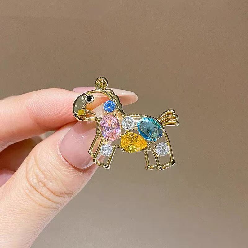 Broche 2026 Nouveau Zodiaque Cheval Cristal Coloré Creux Poney Design Haut de Gamme Accessoire de Personnalité Polyvalente_voghion.com