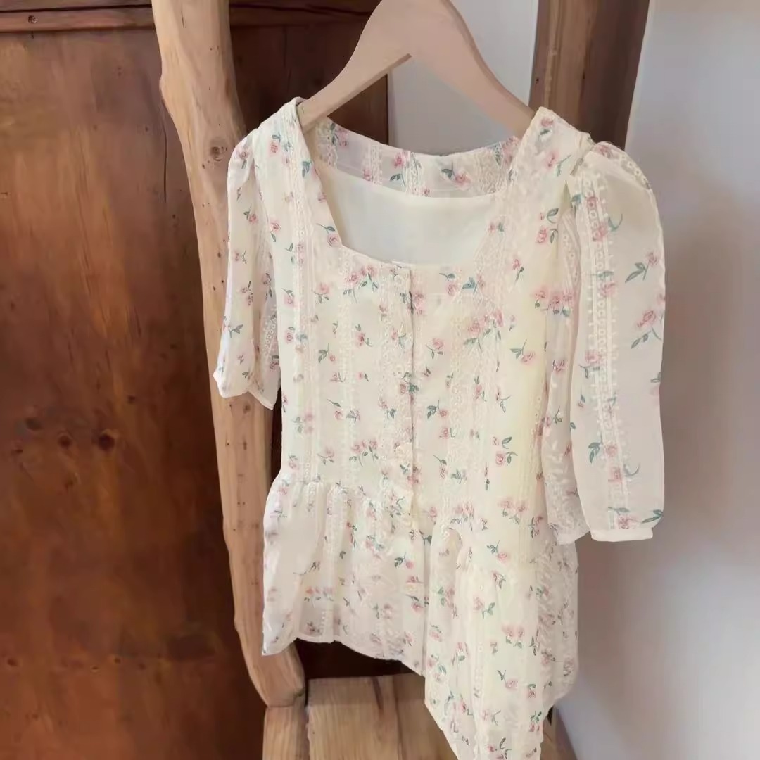 Áo sơ mi nữ cổ vuông ren tay phồng họa tiết hoa nhỏ dáng ngắn — Hoa nhỏ chi tiết 4