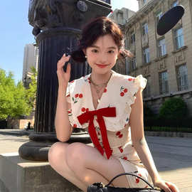 樱桃碎花v领收腰a字连衣裙女夏法式别致高级感短款娃娃领衬衫裙子
