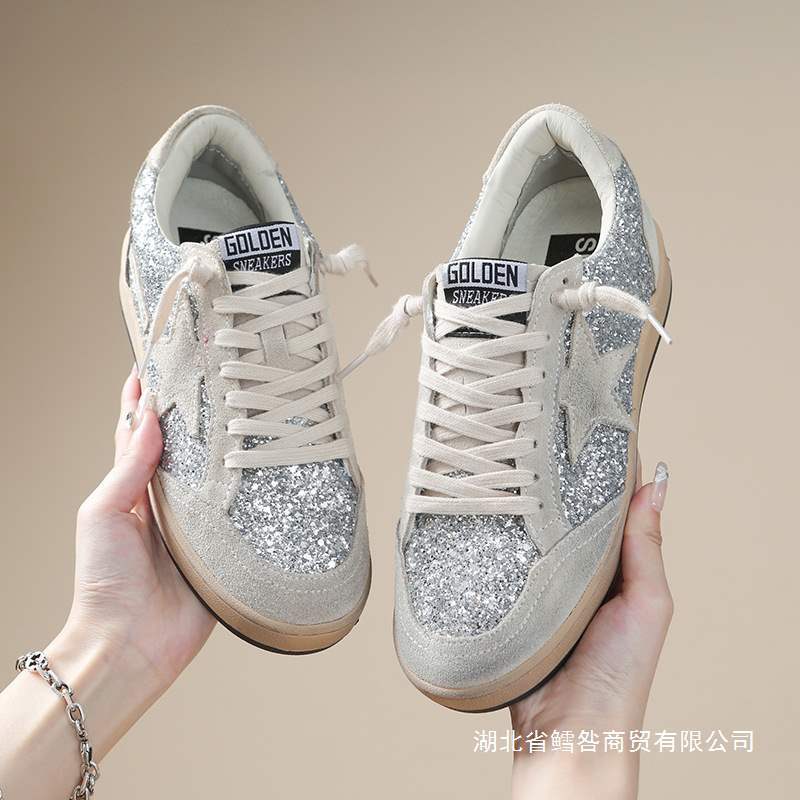 Moda coreana sucia zapatos blancos 2025 explosiones de fuego casuales planas sequinillas zapatos casuales de plancha de estrellas de lazos zapatos casuales
