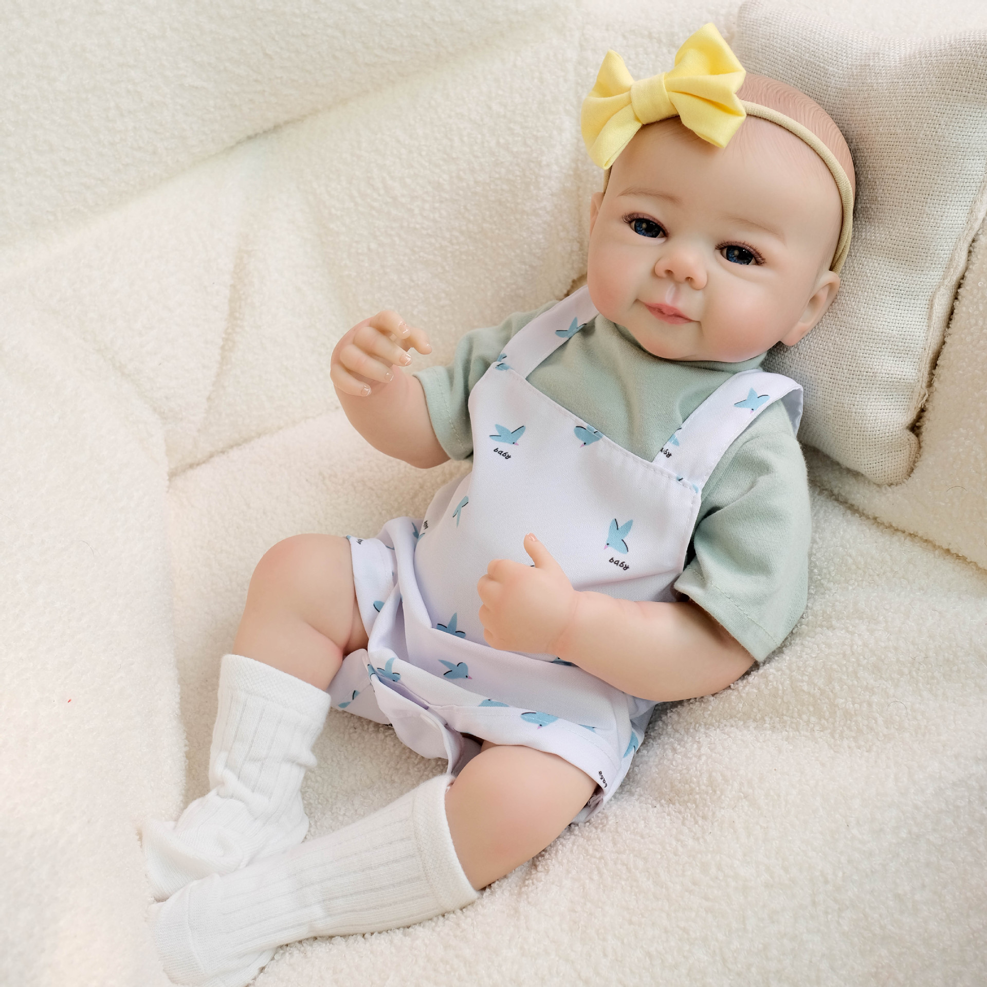 Muñeca de simulación Julietta con overol estampado de 19 pulgadas, ideal como regalo navideño para niños.