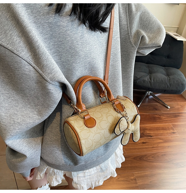 The 2025 summer new small handbag for women, the Boston bag, is casual, versatile, elegant, and has a high level of appearance. It is a trendy hand-held crossbody bag undefined