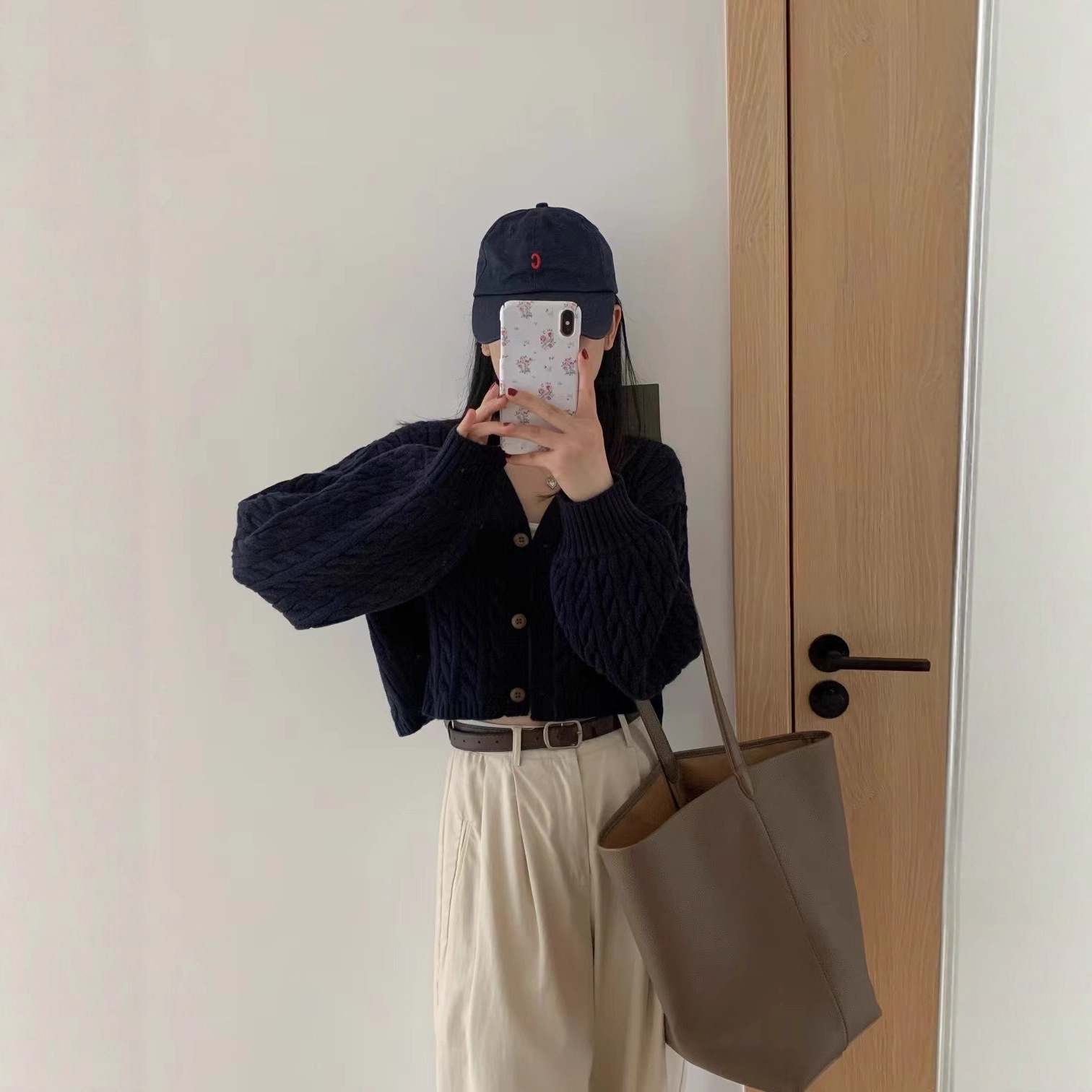 Corea del Sur Dongdaemun simple torcido corto de cintura alta jersey cardigan de punto para mujeres otoño y invierno nuevo suéter de manga de linterna pequeña