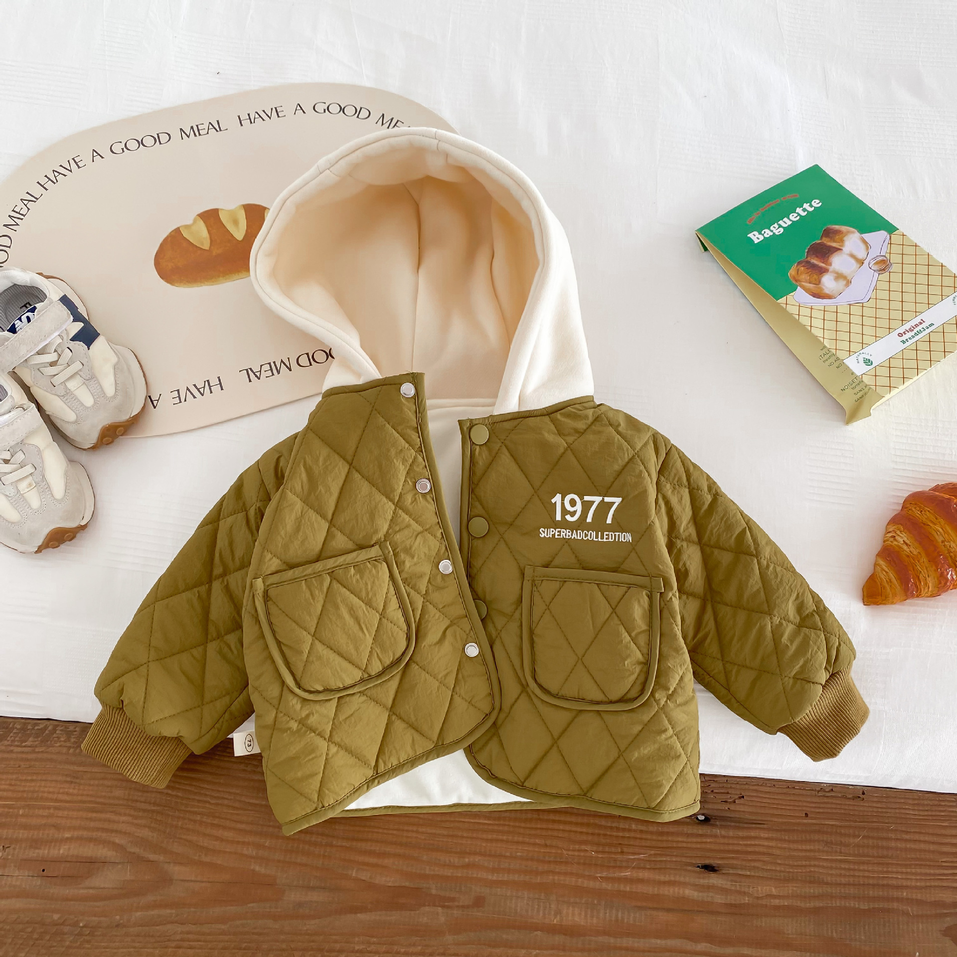 Abrigo acolchado de algodón engrosado con capucha para niños de 0 a 5 años de edad para niños de invierno chaqueta acolchada de color de contraste de estilo coreano para niños de moda BY184