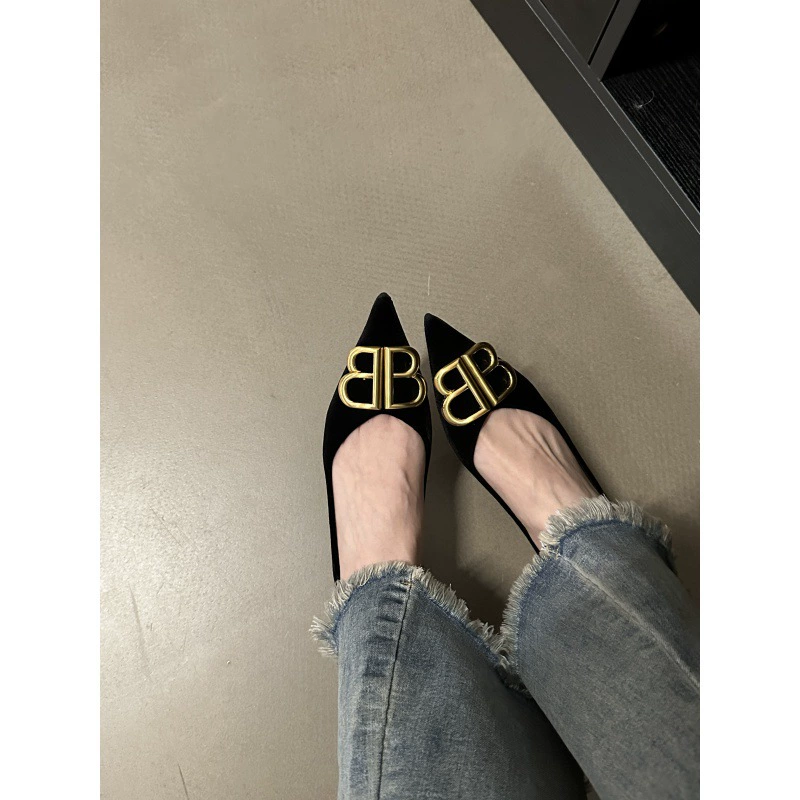 2023 осенние новые женские туфли модный темперамент европейский и американский стиль красивые бархатные пуговицы с острыми каблуками