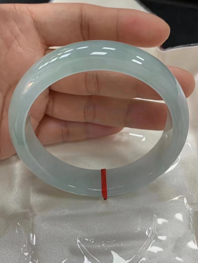 Vòng tay ngọc bích tự nhiên Miến Điện băng trong xanh nhạt cao cấp chi tiết 2